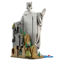 Argonath Lord Of The Rings DK 6037 6038 King's Book Nook 1706Pcs Building Blocks Kids Toy Bring the majesty of Middle-earth directly to your bookshelf with this 867-piece King's Book Nook Argonath building set by DK (Set #6037 / #6038). Recreating the iconic Gates of Argonath, this intricate bookshelf diorama features the monumental stone statues of Isildur and Anárion with outstretched hands warning travelers entering Gondor's northern border. The two towering colossi flank a translucent blue river path detailed with rocky cliffs, riverbank moss, and miniature pine trees. The frame opens or slides into bookshelf rows, creating a glowing 3D depth effect enhanced by integrated light brick elements. Completing this cinematic Middle-earth display are 3 exclusive Brickfigures: Aragorn, Boromir, and Frodo Baggins in his Elven cloak.